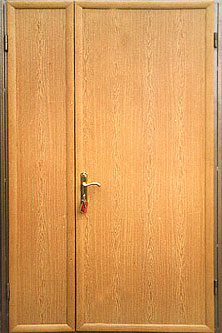 Двустворчатая металлическая дверь с панелями из ламината