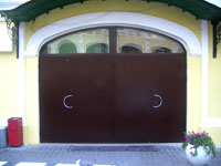 Две двустворчатые металлические двери